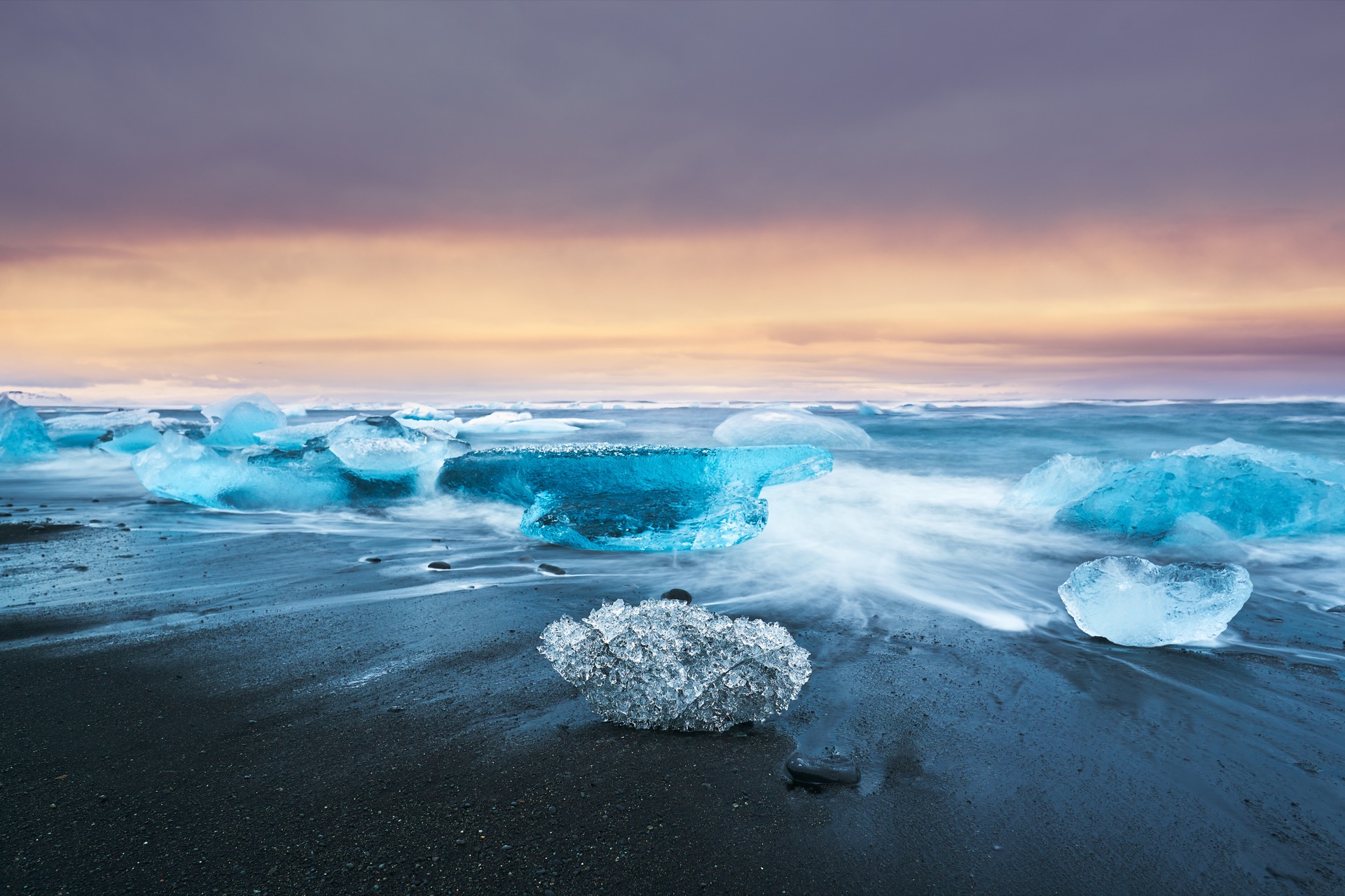 Diamond Beach Eisberge am schwarzen Strand der